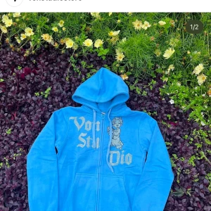 Blå hoodie - säljer nu min jätte fina glitter hoodie då den ej används längre💞köpte den från vonstudio förra året, köpte den för ca 700kr om jag minns rätt, bra skick💞pris kan diskuteras vid snabb affär