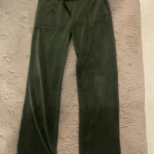 Gröna mjukisbyxor - Säljer ett par gröna mjukisbyxor i ett mjukt och bekvämt material. Byxorna har en loose passform och praktiska fickor både fram och bak. 