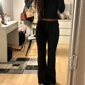 Splitternya Gina tricot Kostymbyxor  - Säljer dessa Gina tricot y2k bootcut trousers, splitternya med prislapp på. Små i storleken så L passar mig som är 170 cm lång och använder vanligtvis storlek 36 i byxor!❣️