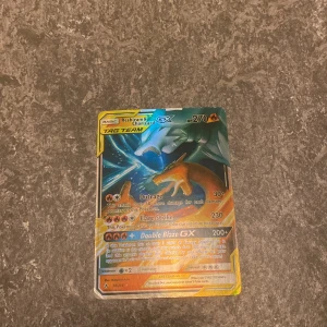 Pokémonkort Reshiram & Charizard GX - Säljer ett Pokémonkort med Reshiram & Charizard GX från TAG TEAM-serien. Kortet har en HP på 270 och innehåller attacker som Outrage, Flare Strike och Double Blaze GX. Perfekt för samlare eller spelare som vill förstärka sin kortlek.