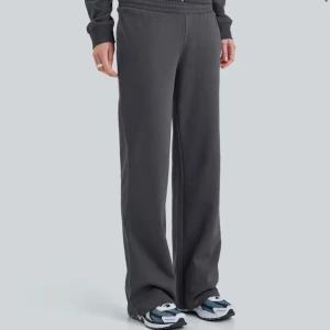 Low waist mjukisbyxor med raka ben - Säljer mina supersnygga lågmidjade mjukisbyxor från bikbok då jag inte haft någon användning för dom tyvärr. Dom har använts en gång. Nypris är 399, pris kan diskuteras 