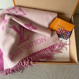 Louis Vuitton Reykjavik scarf - Blanc Rose - Elegant rosa halsduk från Louis Vuitton med ikoniskt monogrammönster. Färgen Blanc Rose går inte längre att köpa! Tillverkad i mjuk kashmir med fransar i kanterna. Perfekt för att ge en lyxig touch till din outfit. Endast använd ett få tal gånger. Original box och kvitto skickas med. Notera att jag tagit bort den svarta lappen som satt i ena hörnan då det såg för jävligt ut. Nypris ligger på 9050kr idag. Köpt på LV i Stockholm. 