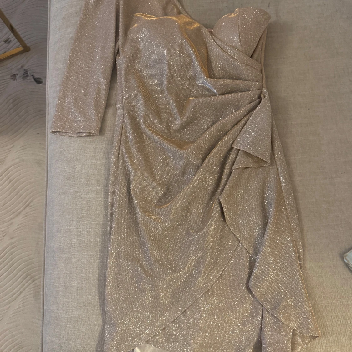 Glittrig klänning med drapering - 90