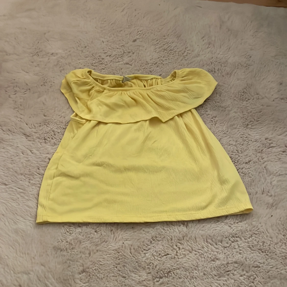 Gul offshoulder topp från Lindex