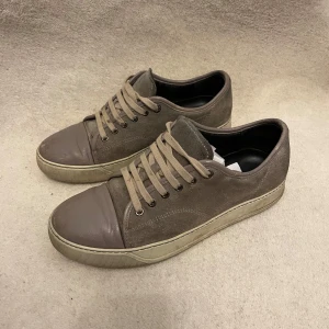 Beige Lanvin - Tja! Säljer nu dessa Lanvins i beige mocka. Endast skorna tillkommmer. Storlek: uk 6/ 41. Skick: 7/10, ena skon är lite utsliten i insida häl(bild 5), men annars bra skick. Nypris: 4500kr. Kontakta mig för fler bilder eller info!