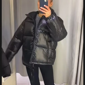 Glansig puffer jacka H&M  - Helt ny supersnygg och varm glansig puffer jacka från H&M i xs!!❤️🤍❤️🤍❤️ skicka prisförslag eller tryck på köp nu!