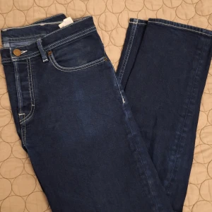 Blå jeans från Acne Studios - Snygga blå jeans från Acne Studios Blå Konst. Klassisk design med fem fickor och kontrastsömmar. Perfekta för en stilren look. Se sista bild för defekt