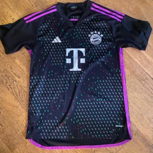 Bayern München bortatröja 23/24 - Som ny, använd ett par få gånger. Köpt på plick. För stor för mig därför säljer jag. Pris kan diskuteras