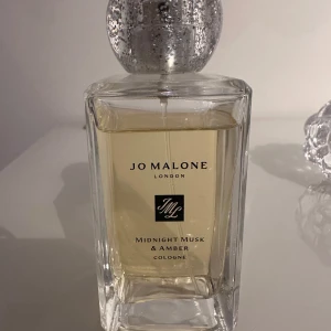 Jo Malone Midnight Musk & Amber Cologne - Säljer min Jo Malone midnight musk & amber 100ml. Jättefin kvällsdoft 90% kvar i flaskan. Förvarad mörkt i rummet. Inköpt vintern 2022. 