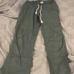Gröna linnebyxor från Roxy - Superfina linnebyxor från roxy! Använda en sommar men saknar helt fläckar och hål😍😍