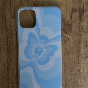 Blått mobilskal IPhone 11 - Snyggt mobilskal i blått med ett coolt abstrakt mönster. Perfekt för att ge din telefon en unik look och skydda den samtidigt. Helt by!