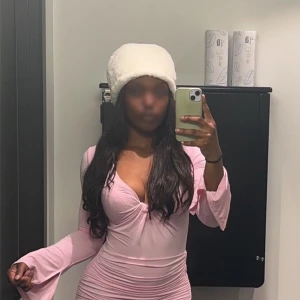 Klänning från Public Desire - Säljer en snygg rosa klänning från Public Desire. Klänningen har långa ärmar och en åtsittande passform med rynkade detaljer i midjan. 