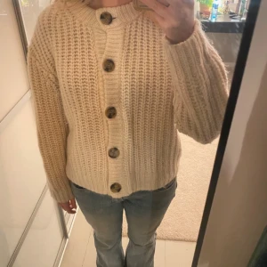 Beige stickad kofta från H&M - Mysig beige stickad kofta från H&M. Köpt på plick, aldrig anvönd! Bra skick!!
