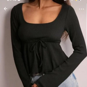 Nelly topp - Snygg svart ribbad topp med långa ärmar och vida armar. Kontakta för fler bilder🌸🩷