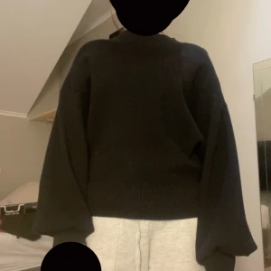 Svart stickad tröja - Säljer en svart stickad tröja med långa ärmar och ribbstickade muddar vid ärmslut och nederkant. Aldrig använt tidigare. Märket är object men vet inte var den kommer ifrån. 