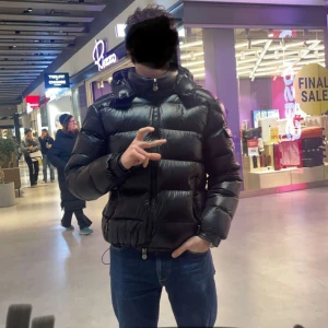 Svart moncler maya  - Snygg svart pufferjacka med dragkedjan och hög krage. Perfekt för kyliga dagar.