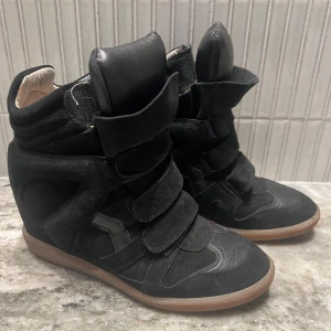 Isabel Marant sneakers - Isabel marant sneakers i storlek 40 (passar 39-40). Fint skick! Dustbag och box medföljer!