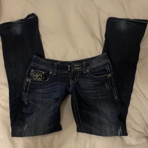 Miss me jeans low waist bootcut  -  Snygga mörkblåa Louis bootcut jeans från miss me, jag har original lappen kvar och de har inga defekter💕innerbenslängden från grenen till kanten är ca 82cm cm men det går superbra att vika upp om de är för långa, midjemåttet rakt över är ca 37 cm😊