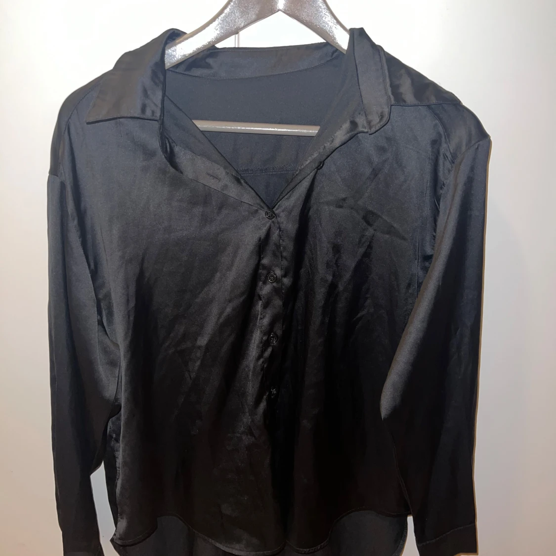 Svart satinblus - 90