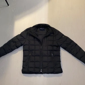 Svart quiltad jacka från Morris - Snygg svart quiltad jacka från Morris i storlek medium. Den säljs pga att den e för stor för mig. Jackan är i nyskick och inget tecken på användning, tveka inte med att höra av er om ni har eventuella frågor eller vill ha mer bilder👍. Pris kan diskuters vid snabb affär