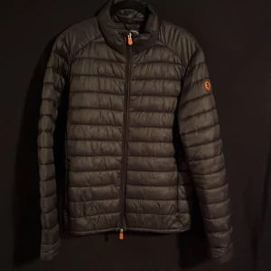 Save the duck Jacka - Säljer en skit snygg save the jacka ultra light i ny skick. Storlek L, något liten för sin storlek. Frågor och pris förslag välkomnas. Nypris ca 3000.