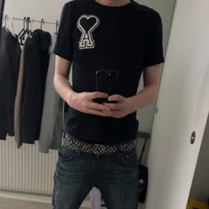 Marinblå  t-shirt från Ami - Snygg  t-shirt från Ami Storlek S han  på bilden är 181 
