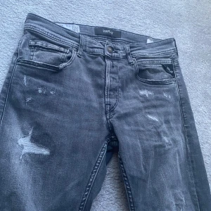 Replay Jeans Slitningar - Ett par riktigt snygga Replay Jeans med slitningar‼️| Inga slitningar går igenom tyget 🙌| Modell: Grover- Slim👖| Skick: 9,5/10 ✅| Hör av er vid ytterligare frågor 🦦| StockholmWRDB