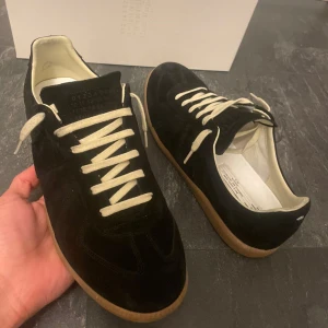 Maison Margiela Gats - Ett par eftertraktade Maison Margiela i färgen svart. Perfekt nu för vinter och våren. Kvitto finns vid begäran. God jul🎄