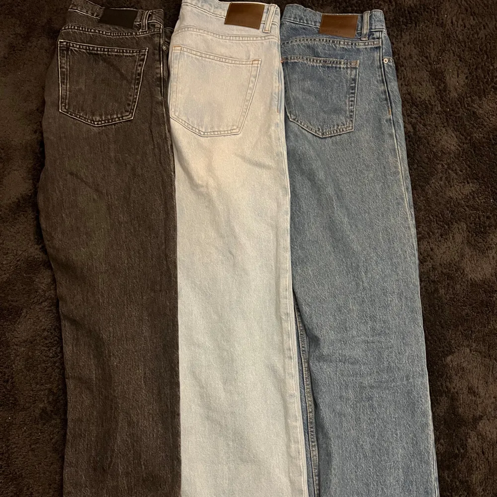 Säljer tre par jeans i olika färger: ett par svarta, ett par ljusblå och ett par mellanblå. Den ljusblåa och mellanblåa är helt felfritt och fint skick men dom svarta har en defekt. 249 st eller 599 för alla . Den ljusblåa är storlek s dom andra är xs. Skriv för mer bilder . Farkut & Housut.