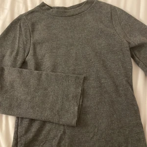 Stickad dam tröja från Ginatricot storlek xs - Säljer en stickad tröja från Ginatricot i storlek xs. Armar som blir bredare nertill. Färg grå. 