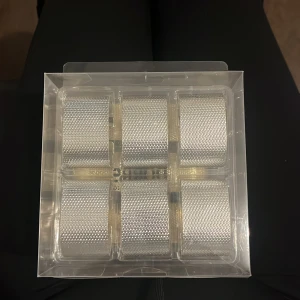 Svea Servettringar från Dorre - Säljer ett set med sex eleganta servettringar från Dorre. Setet innehåller både silver- och guldfärgade ringar med en stilren, texturerad yta. Perfekt för att ge din dukning en lyxig touch. 500kr för båda 