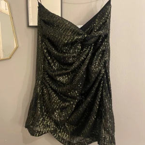 glittrig topp - Festtopp som är grön med paljetter. Knappt använd. Perfekt för nyår eller annan festlighet. Skriv om ni har fler frågor🩷🩷