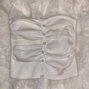 Pearl top - Crop topp med pärlor. Nyskick.