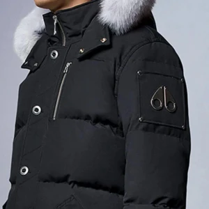 Svart dunjacka med pälsdetalj - Snygg svart dunjacka med vit pälsdetalj på kragen. Jackan har dragkedja och knappar framtill samt en praktisk ficka med dragkedja på bröstet. Perfekt för kalla vinterdagar. Priset kan även diskuteras 