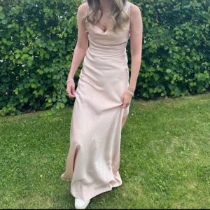 Balklänning - Säljer min superfina balklänning i rosa, den är V-ringad både fram och i ryggen. Den är pyttelite lång på mig men funkar perfekt i jag är ca 168 cm lång. Den är i storlek 34 och passar perfekt som balklänning till avslutningar i skolan men även till ett finare tillfälle🩷endast använt en gång så mycket fint skick! Köpte den för 1500kr säljer därför för 1000kr🩷