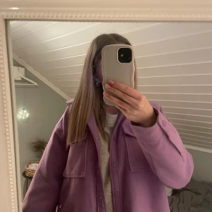 Lila overshirt/jacka från Gina Tricot - En lila overshirt/jacka från Gina Tricot i storlek XS. Den är knappt använd så i mycket gott skick💜🙌🏼