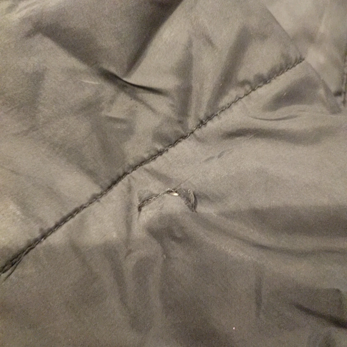 Svart quiltad vinterjacka med fuskpäls - 4