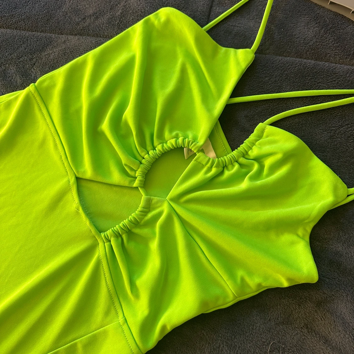 Grön långklänning med cut-out detaljer - 91