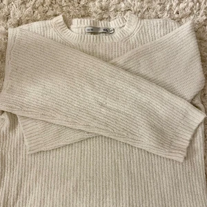 Vit stickad tröja  - Säljer en mysig vit stickad tröja.  Tröjan har en klassisk rund hals och långa ärmar, perfekt för kyligare dagar. Den är i storlek 140, men stor i storleken. Passar mig som är 159🤍