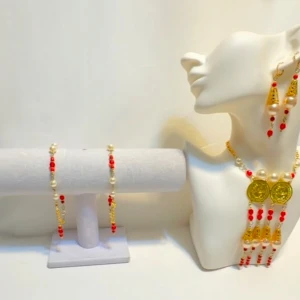 Färgglatt smyckeset med halsband och örhängen - Unikt smyckeset med ett halsband och matchande örhängen. Halsbandet har guldmynt och färgglada pärlor i rött och vitt. Örhängena är triangulära med liknande pärlor och detaljer. Perfekt för att ge en färgklick till din outfit. Ett par örhängen och ett par armband plus en halsband handgjorda mycket mycket fint nytt oanvänd 