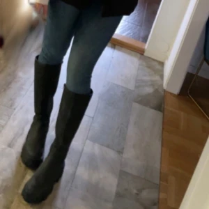 Svarta stövlar - Svarta boots med chunky sula. Nypris 600kr och är slutsålda. Använda sparsamt, dragkedja på sidan. Normala i storleken.