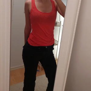 Top rosa - Rosa linne med typ glittriga stenar, fint skick använt typ 1 gång. Storlek S men är som L