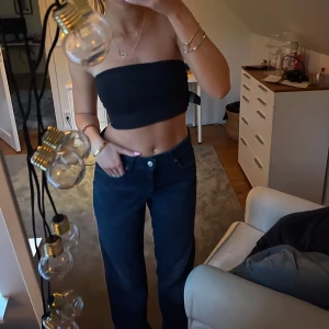 Zara jeans  - Storlek 38. Blåsvarta i färgen. Mid waist. Loose fit. 