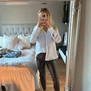 PU-byxor från NA-KD - Snygga byxor i läderimitation från Nakd, nya med prislapp, endast provad!