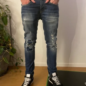 Dondup George  - Dondup George med feta slitningar i storlek 32 men sitter som 31. Skriv vid frågor funderingar