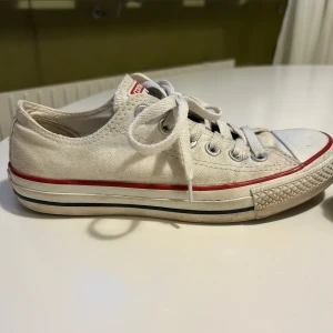 Converse sneakers - Klassiska vita, låga Converse All Star. Använda men i bra skick, storlek är 37.5 men passar 37-38,5