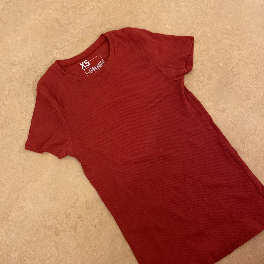 Röd ribbad t-shirt från Gina Tricot - 90