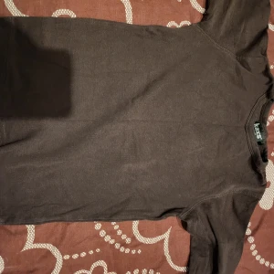 Mörkgrå tröja från H&M - Säljer en stilren mörkgrå tröja från kappahl. Perfekt för en avslappnad look. Tröjan har långa ärmar och en rund halsringning.