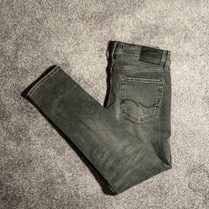 Jack & Jones Jeans - || Jack & Jones Jeans || Modell: jjglenn (Slim fit) || Storlek: 30/32 || Skick: 9,5/10 (knappt använda) || Färg: Grå ||