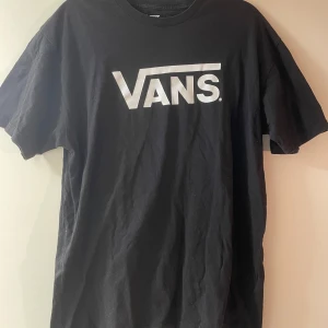 Svart t-shirt från Vans - Snygg svart t-shirt från Vans, sälj pga att den inte kommer till användning längre.